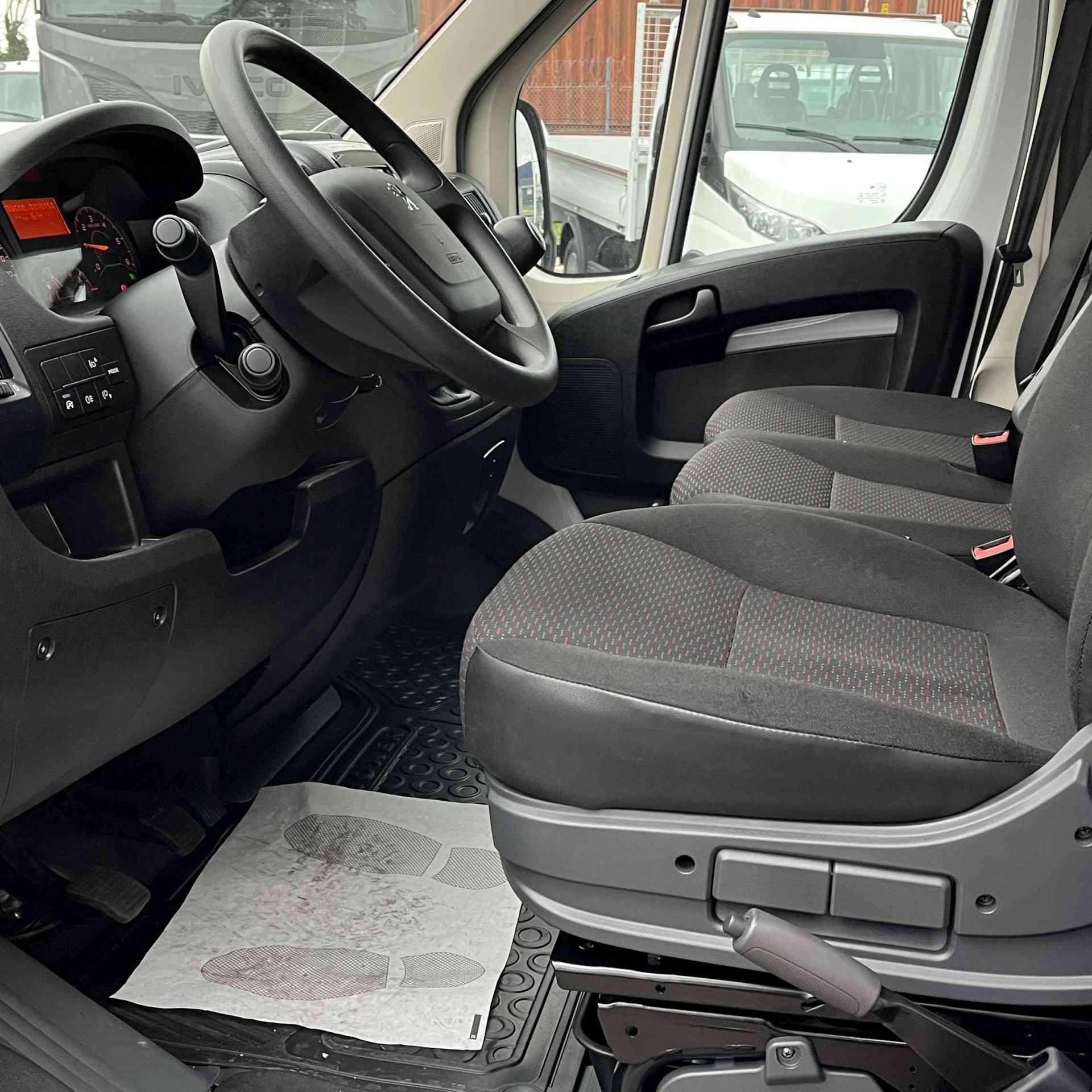 PEUGEOT Boxer 165cv caisse hayon