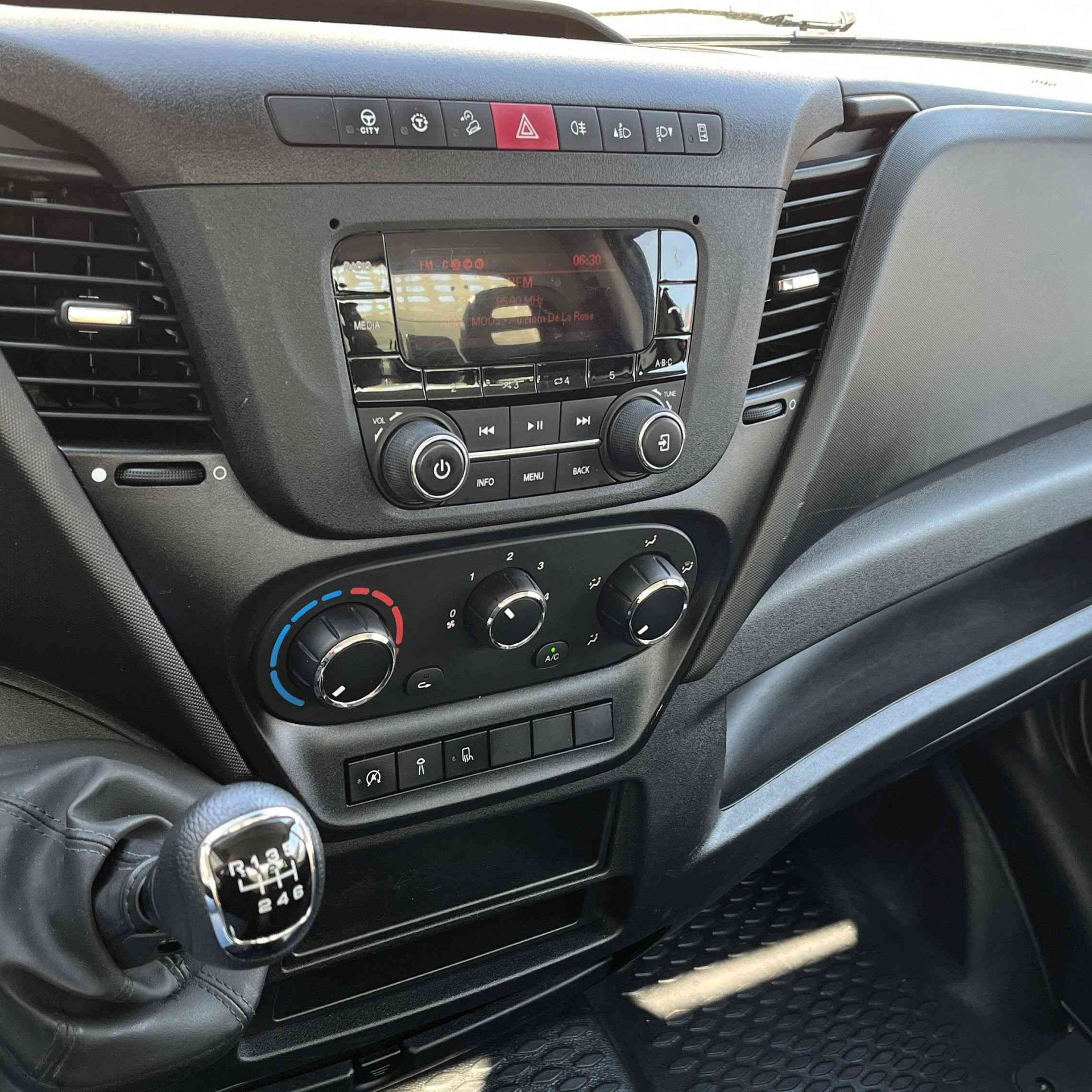 IVECO Daily 35C14 140cv benne coffre + panier